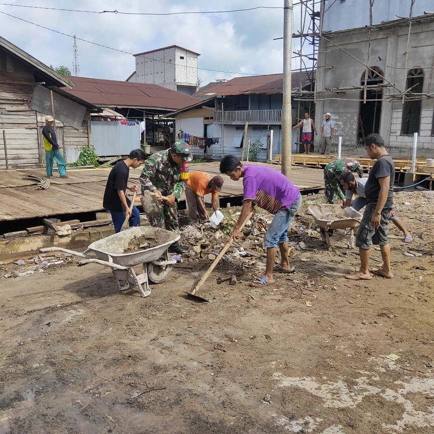Wujud Kebersamaan, Babinsa Parenggean Gotong Royong Bersihkan Masjid