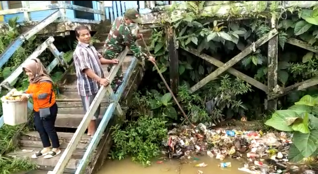 Antisipasi Kecelakaan, TNI dan Warga Bersihkan Bahu Jalan