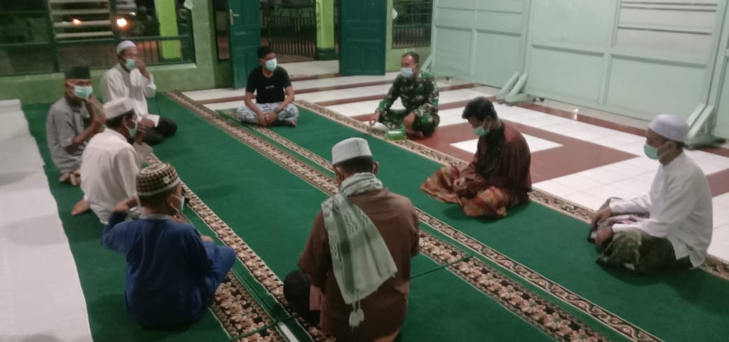 Beri Contoh, Personil Denzibang Terapkan Protkes Saat Ibadah di Masjid