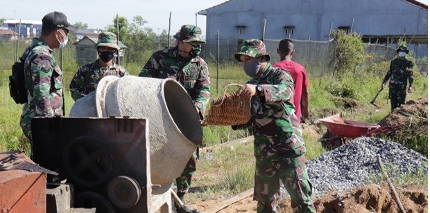 Semangat Membara, TNI Bersama Rakyat Bangun Jalan