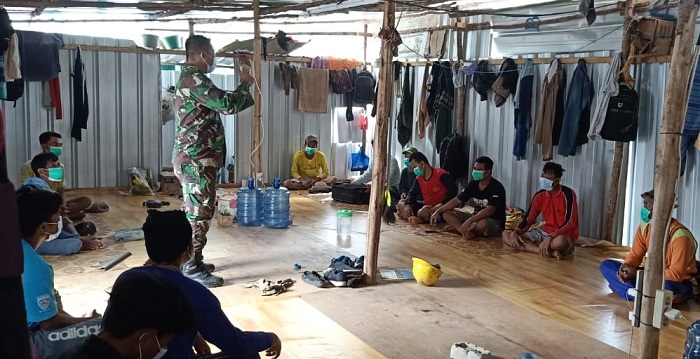 Kapten Czi Denny Sidak Kamar Pekerja Saat Istirahat
