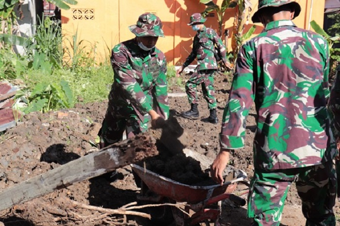 Bersama Masyarakat, Zidam XII/Tpr Ratakan Tanah Wakaf