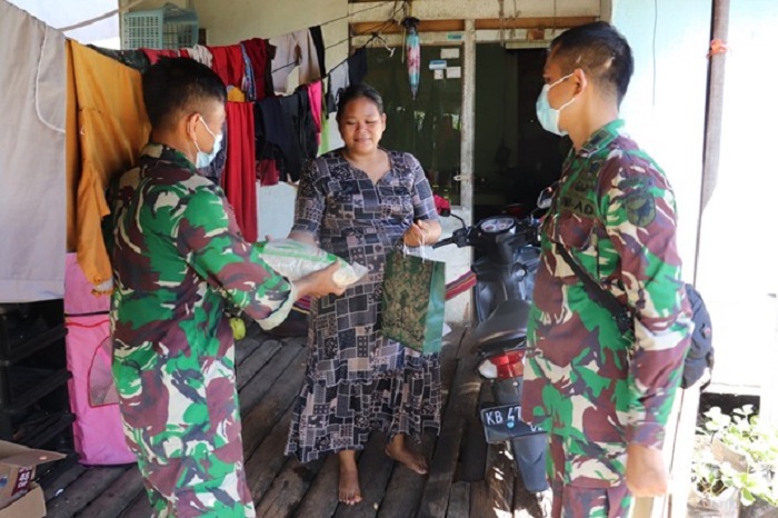 Amalkan 8 Wajib TNI, Personel Zidam XII/Tpr Berikan Sembako untuk Masyarakat