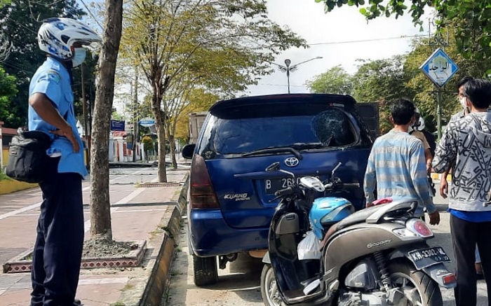 Brak! Tabrak Mobil yang Sedang Parkir, Pengemudi Motor Dilarikan ke Rumah Sakit