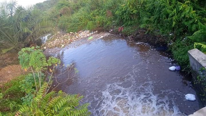 Duh! Oknum Berpakaian Dinas Sering Buang Sampah di Sungai