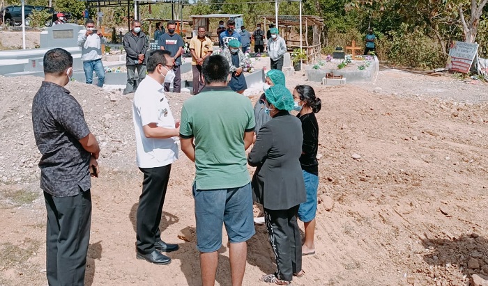 Warganya Meninggal Positif Covid-19, Bupati Belu Ikut ke Kuburan