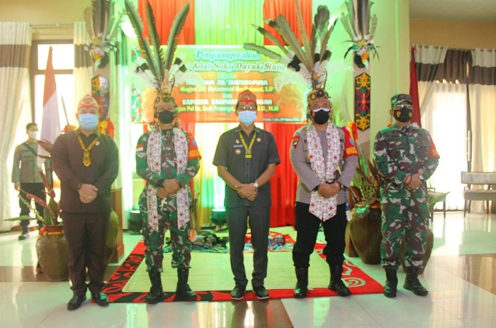 Bupati Perdi Beri Gelar Adat Dayak untuk Dua Tokoh ini