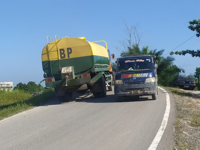 Waduh! Baru Dipasang, Portal Jalan Pangkalan Bun – Kolam Ditabrak Truk Bermuatan