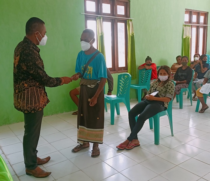 Penyerahan BLT di Desa Bakustulama Diterima 358 KPM