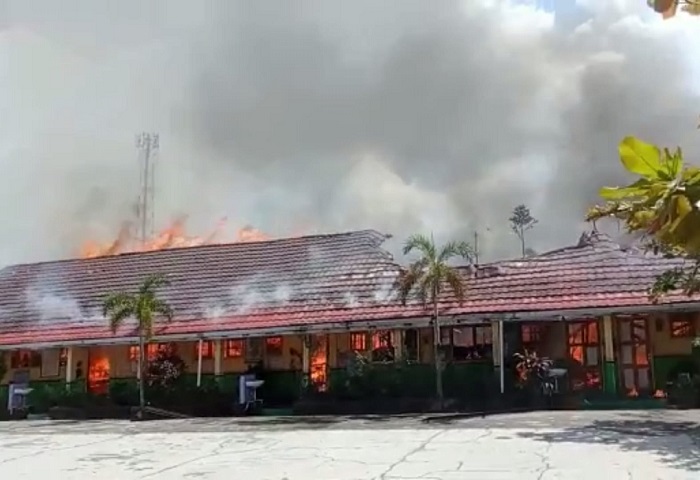 Diduga Korsleting Listrik, SD 4 Ketapang Hangus Dilalap Si jago Merah