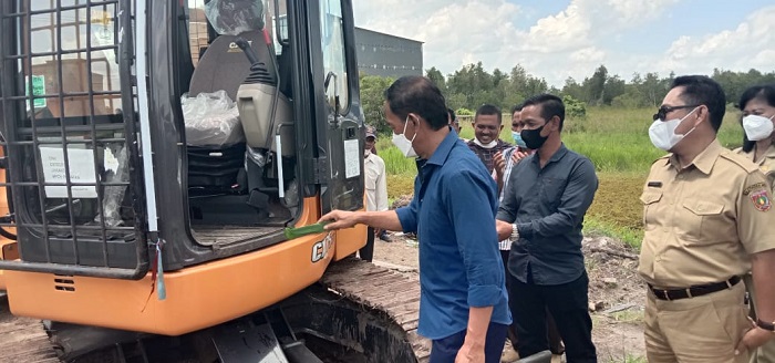 Bambang Purwanto Salurkan Ekcavator untuk Pokdakan di Kobar