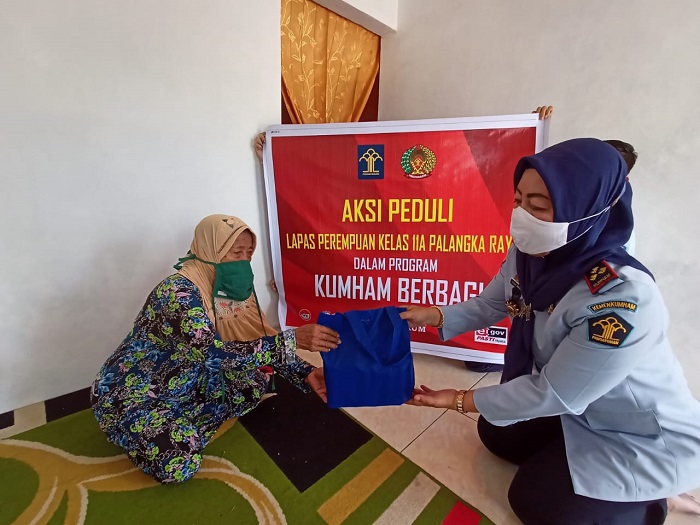 Program Kumham Berbagi, Lapupala Bagikan Sembako Kepada Masyarakat