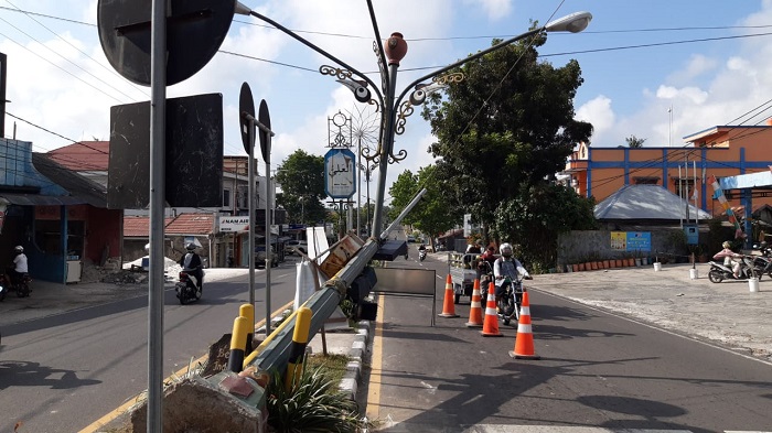Lampu Penerangan dan Traffic Light Roboh Ditabrak Pick Up Sugianto