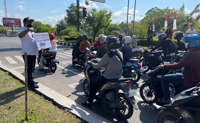 Bagi Masker dan Vitamin di Jalan, Cara Kadin Kalteng dalam Penanganan Covid-19