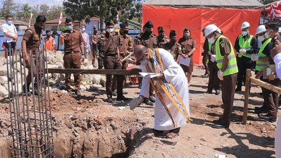 Peletakan Batu Pertama Kantor Kejaksaan Belu Diberkati Pastor Paroki St. Petrus Tukuneno