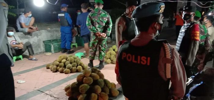 Picu Kerumunan, Pedagang Durian Ditertibkan Tim Yustisi Kobar