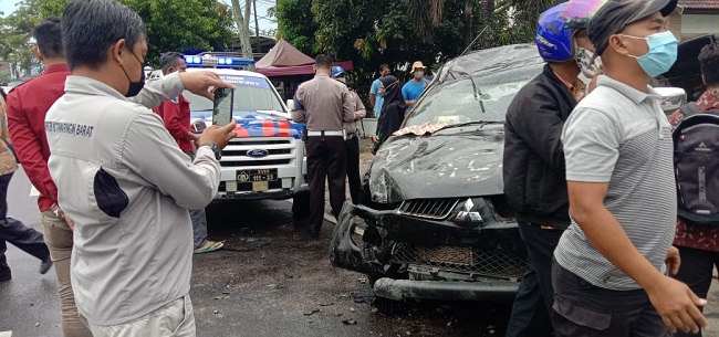 Mobil Dinas Tabrak Tiang Lampu Jalan hingga Roboh di Pangkalan Bun