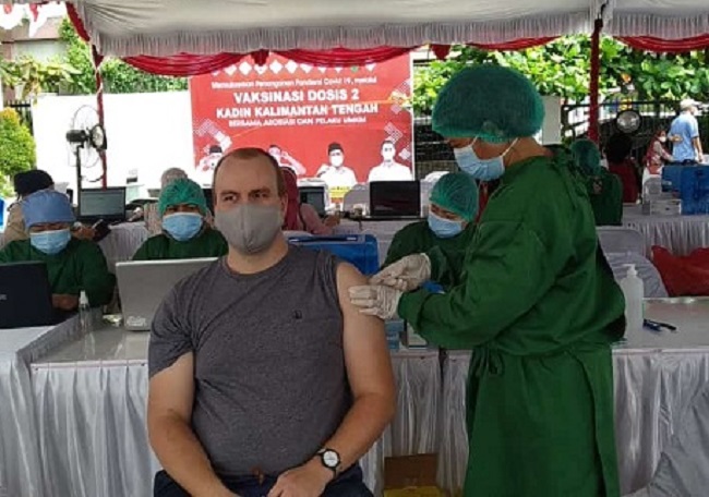 Wah, Bule Asal Australia Ini Ikuti Vaksinasi Massal di Palangka Raya