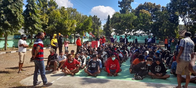 Dandim 1605/Belu Serahkan Warga PSHT Asal Timor Leste ke Pihak Imigrasi