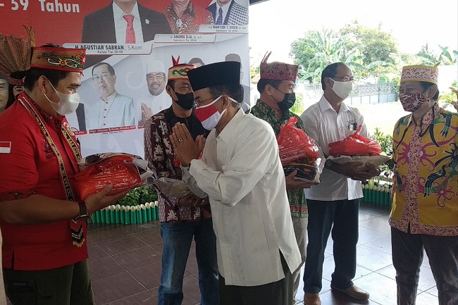 SKHB Bagikan Sembako Untuk Warga yang Jalani Isoman
