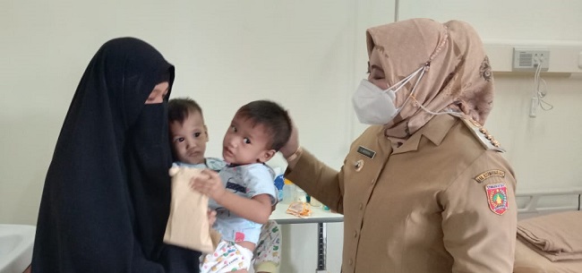 Sebelum Diterbangkan ke RSCM untuk Proses Pemisahan, Bupati Jenguk Balita Kembar Siam