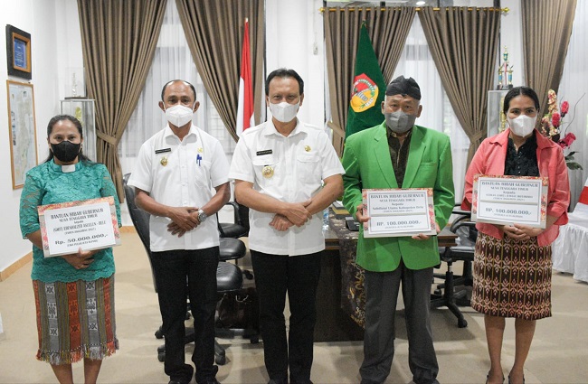 Bupati Belu Serahkan Bantuan Hibah Gubernur NTT Kepada Tiga Organisasi Ini
