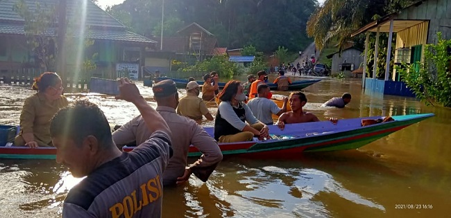 Dikepung Banjir, Ribuan Warga Arut Utara Jadi Korban
