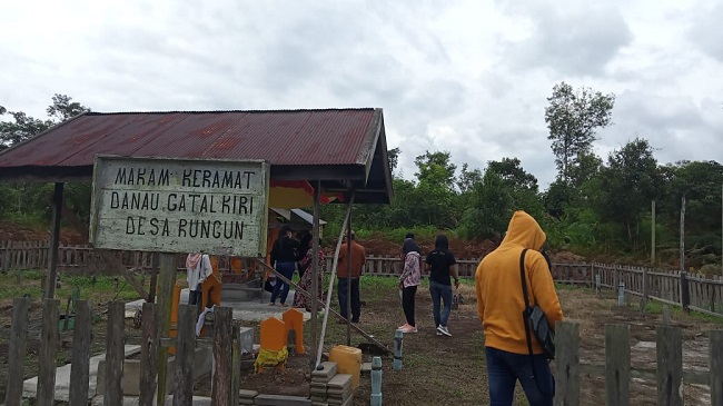 Berpotensi Jadi Tujuan Wisata Religi, Inilah Makam Keramat di Tengah Danau Gatal