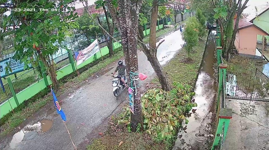 Viralkan! Pengendara Terekam CCTV Saat Buang Sampah Sembarangan