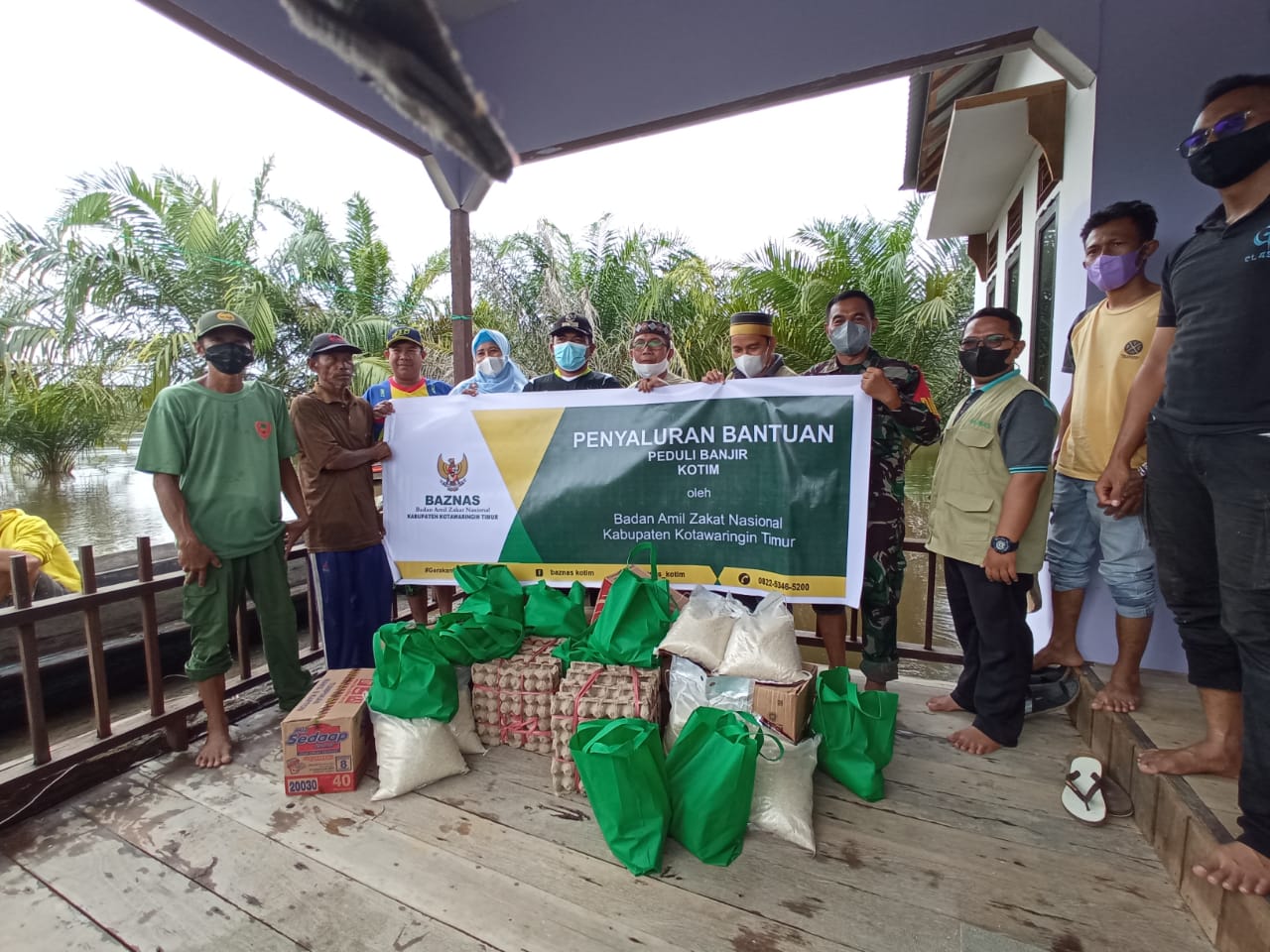 Baznas Kotim Salurkan Bantuan Kepada Warga Di Desa Hanjalipan Yang Terdampak Banjir