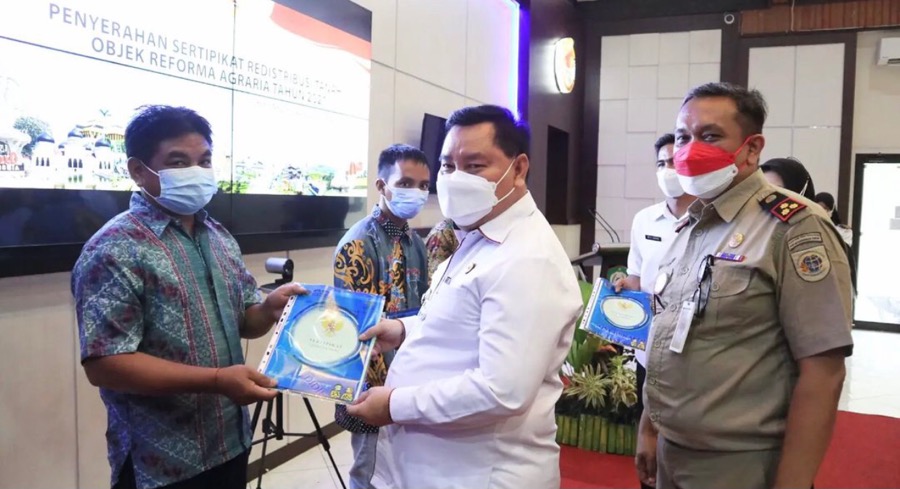 Pemerintah Pusat Berikan Ratusan Sertifikat Kepada Warga Kotim