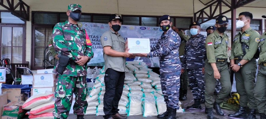 TNI AL Banjarmasin Kolaborasi Dengan Amnus dan ACT Bantu Korban Banjir di Katingan