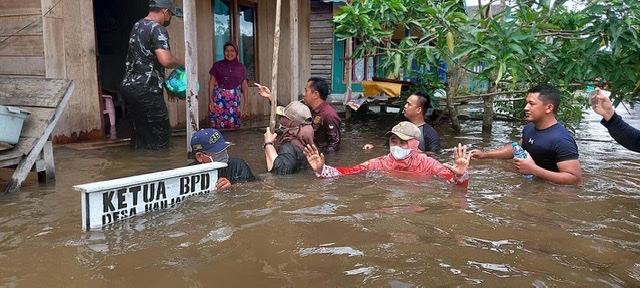 Banjir Masih Merendam Desa Hanjalipan