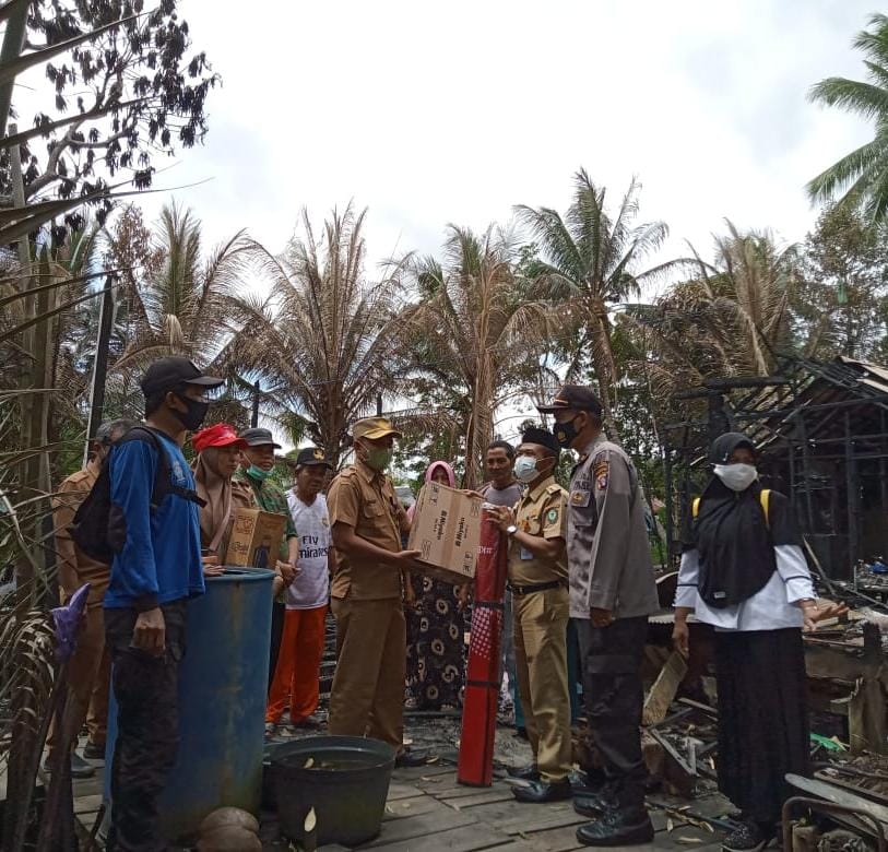 Dinsos Kotim Serahkan Bantuan Untuk Korban Kebakaran Pulau Hanaut