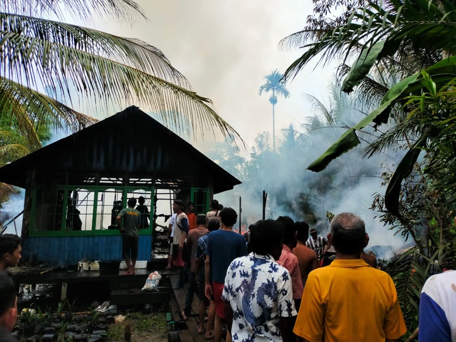 Siang Bolong, Dua Rumah Terbakar Di Pulau Hanaut
