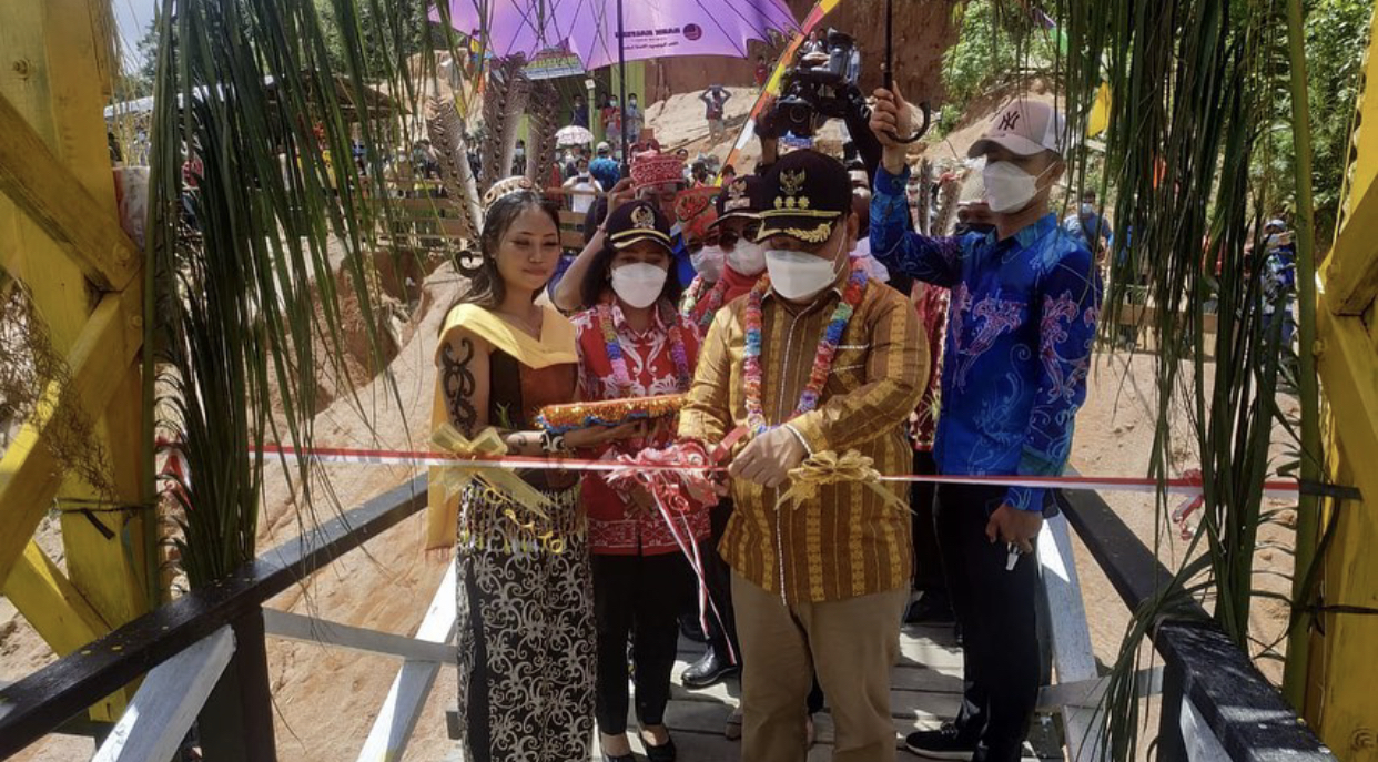 Akses Desa Ini Akhirnya Terhubung Oleh Jembatan Gantung