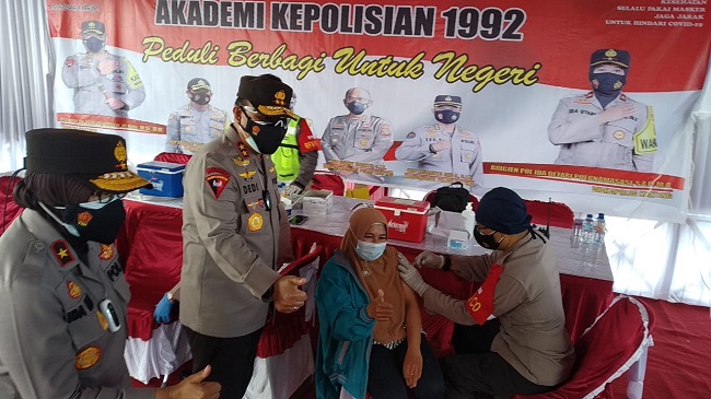 Giliran Warga Kereng Bangkirai Dapat Serbuan Vaksinasi dan Paket Sembako
