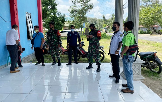 Babinsa Bantu Persiapkan Gedung Isolasi Terpusat di Kecamatan Karusenjanang
