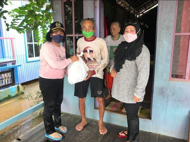 Bentuk Kepedulian, Ketua DPRD Kotim Bagikan Langsung Sembako untuk Korban Banjir