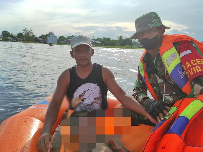 Babinsa Bantu Evakuasi Jenazah yang Tenggelam di Danau Melawen