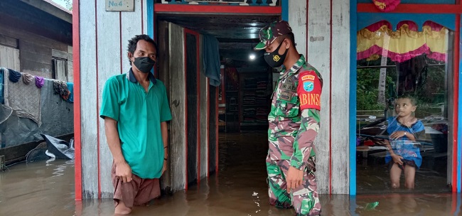 Anggota Koramil Monitoring Rumah Warga Terdampak Banjir di Kelurahan Pendang