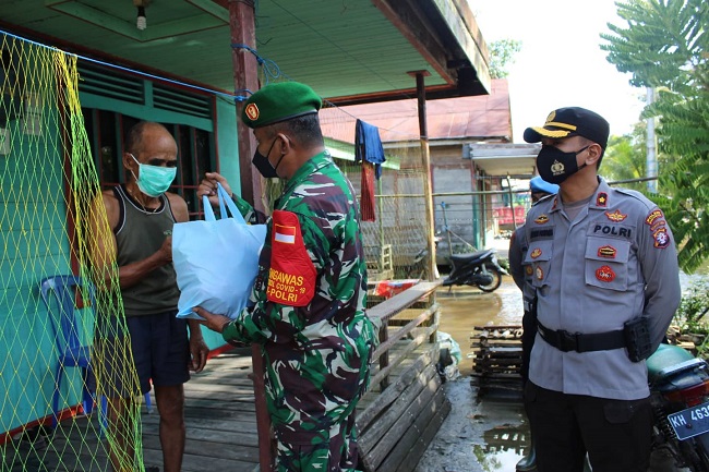 Kasdim 1012/Btk dan Wakapolres Barsel Berikan Bansos untuk Warga Desa Kalahien