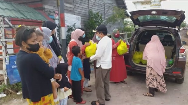 SMSI Kalteng Salurkan Paket Bantuan untuk Warga Pahandut Seberang