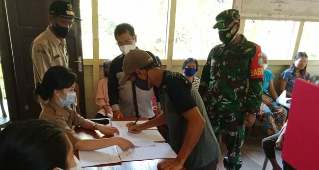 Anggota Babinsa Monitoring Penyaluran BLT di Desa Muara Ripung