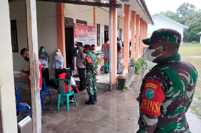 Anggota Babinsa Koramil 04/DST Monitoring Vaksinasi Untuk Pelajar