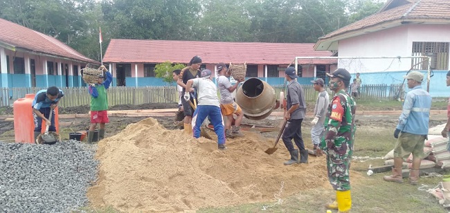Anggota Babinsa Koramil Berpartisipasi Dalam Pembuatan Jalan di Desa Magantis