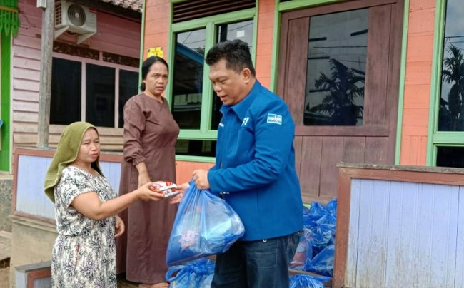 Fraksi Demokrat DPRD Kalteng Salurkan Bansos untuk Korban Banjir di Katingan