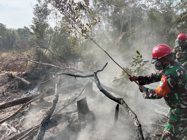 Tak Kenal Lelah, Koramil 1012-04/Dst Padamkan Api Karhutla