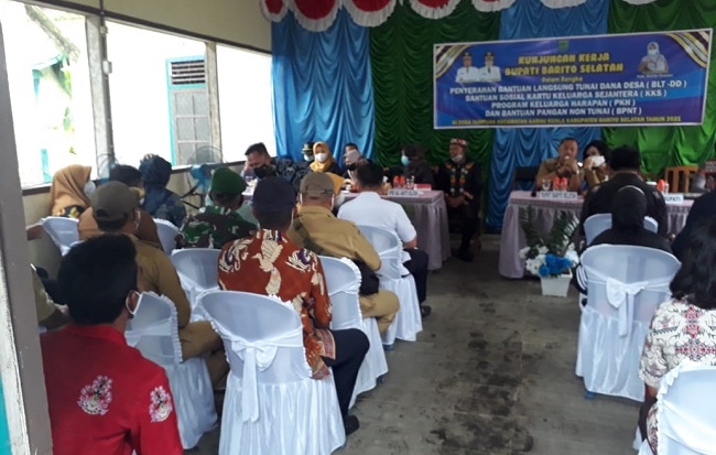 Kasdim 1012/Btk Dampingi Bupati Barsel Kunjungi Desa Tampijak