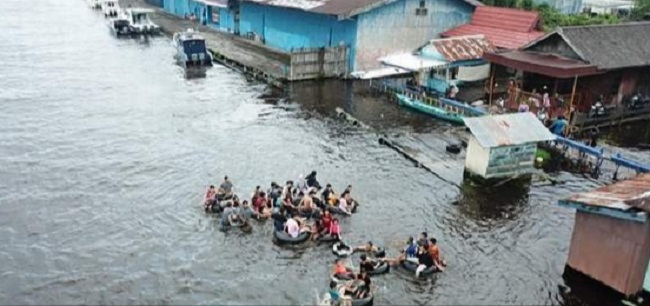 Bahaya! Jangan Mandi dan Berenang di Sungai Arut